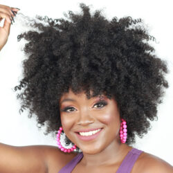Foto de Pessoa usando a Peruca wig Afro Black Power preta