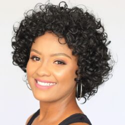Foto de pessoa usando a peruca wig cacheada preto natural CT148