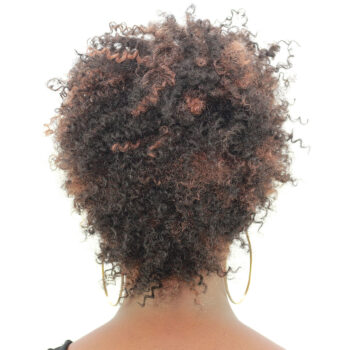 Foto de Pessoa usando a Peruca wig Cacheada Black Preto com mechas mel MICA