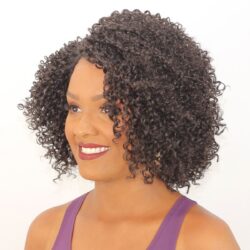 Foto de pessoa usando a peruca wig cacheada preto acastanhado MLC187
