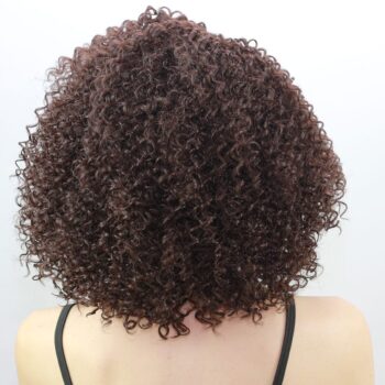 Foto de pessoa usando a peruca wig cacheada marrom MLC187